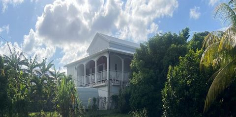 À VENDRE : Maison familiale avec grand terrain à Sainte-Anne, proche des plages
