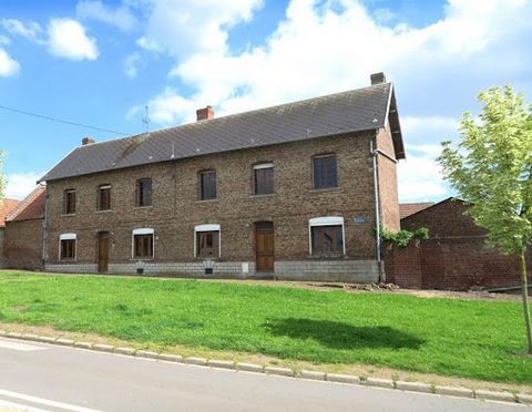 Oude te renoveren boerderij gebouwd op ongeveer 1350m² (kadastrale verdeling voorzien) bestaande uit een te renoveren huis met een bewoonbare oppervlakte van ongeveer 235m², inclusief op de begane grond: een dubbele ingang, een dubbele woonkamer, waa...