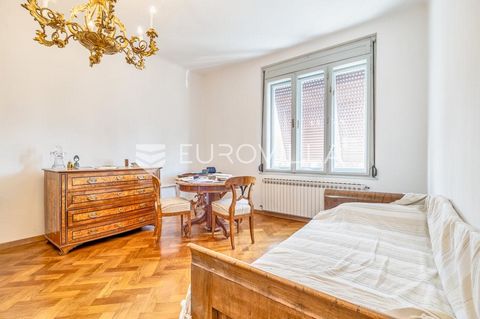 Zagreb, Gundulićeva, beautiful decorated four-room apartment on the 3rd floor of a quality building with an elevator. The apartment is extremely spacious, consisting of an entrance hall, three large rooms, a bathroom, a separate toilet, a loggia that...