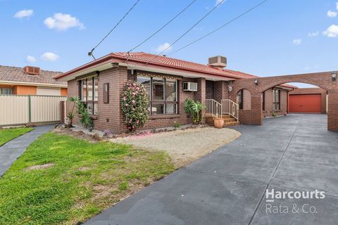 Welkom bij 18 Cherry Court, Lalor; Deze gelijkvloerse woning met baksteenfineer zal zeker indruk maken op alle potentiële kopers. Stap binnen en laat u verrassen door de grote, lichte woonkamer en volg uw keuken in kombuisstijl, compleet met een kook...