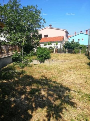 In un tranquillo villaggio vicino al centro di Labin, sono in vendita una casa di 300m2 e un giardino di 400m2. La casa è su due piani, il primo piano è solo in muratura e non intonacato, e il secondo piano è da ristrutturare, era abitato, ed è compo...