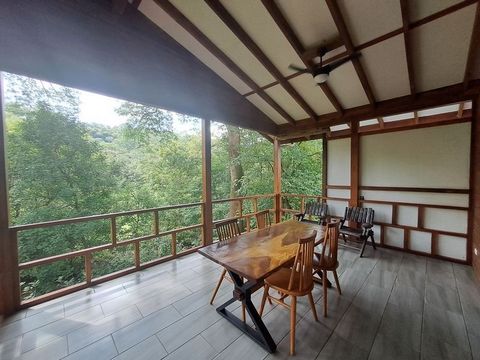 Ambiente suggestivo, ideale per gli amanti della natura e dei cavalli. Questa proprietà ha una posizione eccellente, a soli 3,5 km dal centro di Samara e dalla spiaggia e a 1,5 km dalla strada nazionale che porta a Nicoya, quindi di facile accesso. È...