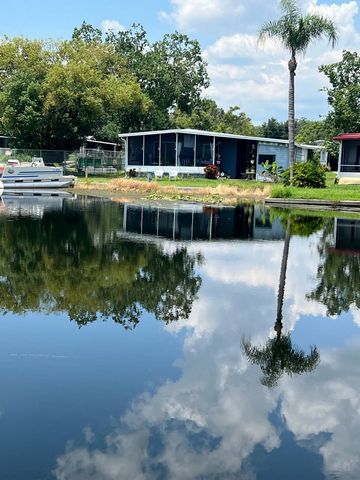 Emplacement, emplacement, belles vues sur le lever du soleil, mini-golf, île et endroit pour amarrer vos jouets nautiques. La communauté adulte de Summerloch Green compte 680 maisons, un lac de 75 acres et 50 + clubs pour vous amuser après la retrait...