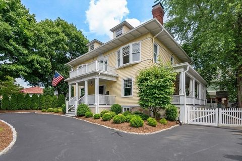 A+ location sitting atop Heartbreak Hill in prestigious Chestnut Hill this home was recently renovated by a reknown architect. This award winning home has been featured in multiple publications for both it's interior elegance and exterior splendor. B...