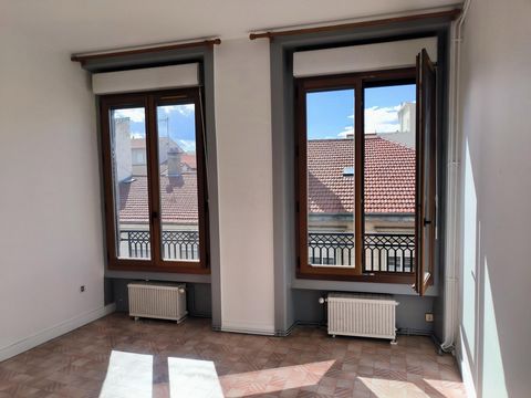 Je vous propose ce grand appartement lumineux de 93 m2, à proximité de la place St Roch, du campus Tréfilerie et à deux pas du cours Fauriel. Il se situe au deuxième étage sans ascenseur d'une petite copropriété bien entretenue, avec des charges mesu...