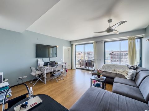 Um lindo e moderno apartamento de 1 quarto situado num condomínio fechado, localizado numa zona muito central perto de todas as comodidades, praias e da Marina de Lagos. O alojamento é bonito e muito bem mantido, compreendendo uma sala de estar e de ...