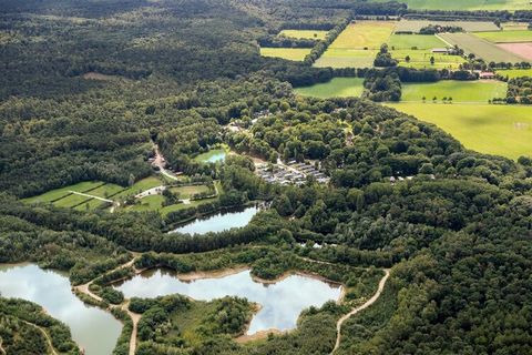 Dieses komfortable Chalet liegt im natur- und wasserreichen Ferienpark Resort Maasduinen, am Rande des gleichnamigen Nationalparks. Es liegt 12km südwestlich der Stadt Venlo und nur einen Steinwurf von der niederländisch-deutschen Grenze entfernt. Da...