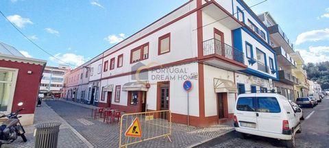 Café, restaurant, terrasse et 5 chambres d'hébergement pour transfert de propriétaire d'entreprise. Situé au centre de São Bartolomeu de Messines, à côté du marché municipal, dans un endroit avec un espace public rénové, dans une rue sans circulation...