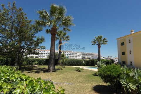 Ausgezeichnete Maisonette-Wohnung im 1. und 2. Stock, vom Typ T2, zum Verkauf in Albufeira, eingefügt in eine ruhige Eigentumswohnung, mit Swimmingpool und Garage, der 1. Stock bestehend aus Eingangshalle, Zugang zu den anderen Zimmern, voll ausgesta...