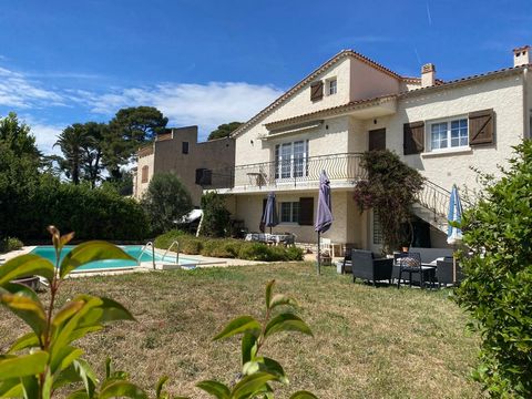 Preissenkung!! Eilen! Diese gut gelegene Villa, nur 2 km vom Strand von Bonnegrâce entfernt, bietet ein ruhiges und familiäres Wohnumfeld in der Nähe des Stadtzentrums (800 m) und des Verkehrs (400 m). Perfekt angepasst, um zwei Familien unterzubring...