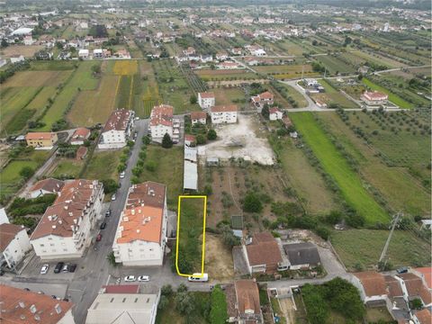 Terreno junto a una urbanización en Lousã a pocos minutos de la estación de metro de la línea Lousã. Está muy cerca del Hipermercado Lidl, Talleres, panaderías. El terreno urbano con 550 m2 El pueblo de Lousã se encuentra a 28 km de Coimbra y está ro...