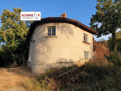 OFFERTA 19872 - Agenzia 'ASAVIA - LOVECH PROPERTIES' Offre una bella proprietà rurale con una splendida vista dalla parte alta del villaggio di Presyaka, situato a 10 min. dalla città di Sofia. Lovech e un'ora e trenta minuti da Sofia, così come 20 m...