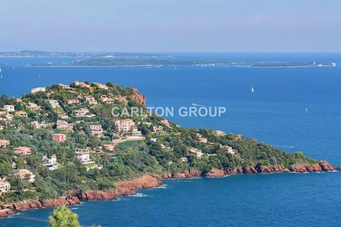 Située au cœur de l'Estérel, dans un domaine fermé à seulement 10 minutes du village de Théoule-sur-Mer, cette magnifique villa contemporaine, entièrement rénovée, offre une vue imprenable sur la mer, la Baie de Cannes et les îles. Édifiée sur deux n...