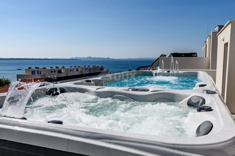 ZADAR, PRIVLAKA - La villa dei tuoi sogni: vista mare, jacuzzi sul tetto e solo 100 m dalla spiaggia Immagina di vivere ad un passo dal mare, in una lussuosa villa che offre una combinazione unica di eleganza e comfort. In questo prestigioso edificio...