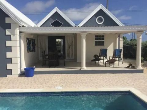 Willkommen in der Atlantic Rising Villa 16, einer atemberaubenden Residenz mit 3 Schlafzimmern und 2 Bädern, nur wenige Schritte vom unberührten Bottom Bay Beach entfernt. Diese Villa vereint Eleganz und Komfort perfekt und ist für diejenigen konzipi...