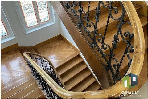 APPARTEMENT STANDING CLOS DES BERCEAUX Cet appartement haut de gamme de 87m2 prend place au sein d'une petite copropriété de standing sécurisée entièrement refaite à neuf en 2020. Il concilie le charme de l'ancien dans une grande batisse historique d...