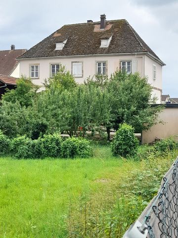 Découvrez cette magnifique maison de 230 m², datant du XIXe siècle. Anciennement une école de garçons, elle a été transformée en cabinet de notaires, offrant ainsi un espace unique, plein dhistoire et de caractère. Située sur un terrain de 7 ares, ce...