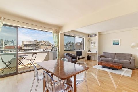 Exclusive Listing - Located near the vibrant restaurants and boutiques of rue du Commerce, this apartment is in a recently renovated building designed in 1931 by Bruno Elkouken. Elkouken was a modern architect who mingled with avant-garde artistic ci...