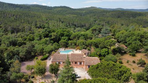 Extender Immobilier vous présente en Exclusivité une SUPERBE propriété nichée sur 11.000m2 dans un domaine sécurisé à 5 minutes de l'accès autoroute, 20 minutes des plages de sable de Sainte-Maxime sur le Domaine des Charles. Vue panoramique, calme, ...