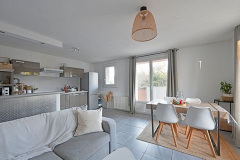 Nîmes - 7 Collines - Vendu LouéDans une jolie résidence sécurisée, venez découvrir ce joli deux pièces comprenant : une entrée, une séjour avec cuisine US ouvrant sur un grand balcon filant, salle d'eau avec WC, chambre. Une place de parking et une c...