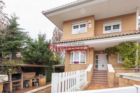 Spacious semi-detached villa in Urbanización El Bosque with swimming pool and paddle tennis courts Spectacular semi-detached villa of 245 m² for sale built on a plot of 303 m², located in a prestigious urbanization within the El Bosque Urbanization. ...