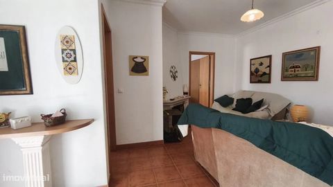 Encantador espaço com 800m² localizado na tranquila vila de Valado dos Frades, a apenas 4 km da Nazaré. Este terreno urbano possui um barracão de apoio à agricultura, com cerca de 140m², devidamente licenciado. O imóvel conta com infraestrutura compl...
