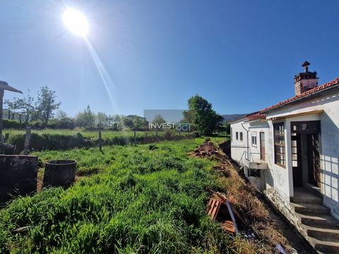 Propriedade com Potencial Turístico no Centro de Covas Junto ao Rio Coura Localizada no centro da freguesia de Covas, esta propriedade destaca-se pela excelente exposição solar e pelo contacto direto com a natureza. A habitação principal dispõe de qu...