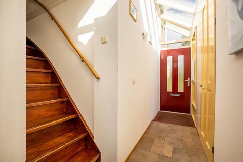 Dit aangename appartement, gelegen in een rustige woonwijk van de charmante stad Hoorn, biedt een vredig toevluchtsoord voor gezinnen of vrienden. Het ligt direct naast het stadspark en biedt gemakkelijke toegang tot de natuurlijke schoonheid van de ...