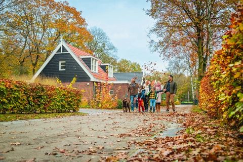Dit vrijstaande chalet staat op het natuurrijke vakantiepark Resort De Hooge Veluwe. Het ligt pal tegenover het mooie en unieke Nationaal Park Hoge Veluwe en toch op maar 9 km. van het gezellige centrum van de stad Arnhem. Het gelijkvloerse chalet is...