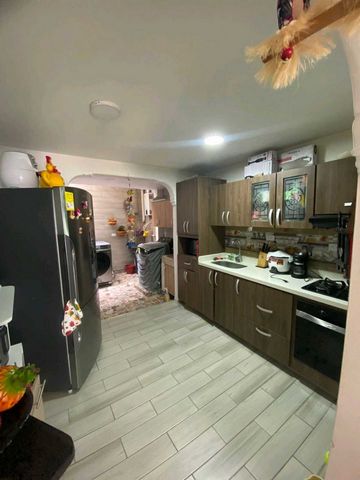 Sale of single-family house in a gated unit located in Loma del Indio. Free of everything, recently remodeled, with extensions, it has 120 to 125 m2. First level: Front garden, living and dining room, kitchen, laundry area and social bathroom. Second...