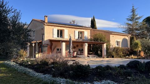 Provençaals huis gelegen in een rustige omgeving, op slechts 400 meter van het centrum van Bédoin, aan de voet van de Mont Ventoux. Zeldzame kans in deze sector. Gebouwd in 1992, combineert deze woning met een bewoonbare oppervlakte van 175 m2 verdee...