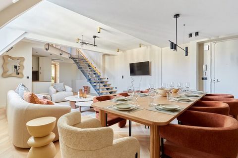 Discover our sublime flat overlooking the Eiffel Tower, in the heart of the 16th arrondissement, one of the safest areas of Paris, just a few minutes from the Champs Elysées. Completely renovated, air-conditioned, tastefully decorated by professional...