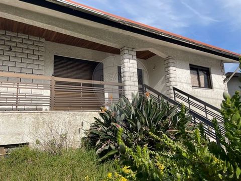 Moradia T3 com Armazém à Venda em Oliveira de Azeméis – 266.000€ Descubra esta moradia espaçosa e versátil, com 4 frentes, ideal para habitação própria ou investimento com múltiplas possibilidades! Principais características: ✅ 3 Quartos ✅ Sala com r...