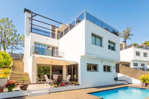 Beautiful house with some of the best views of the coast of Maresme, perfect refuge to escape from the routine and breathe quality of life, a step away from the sea and the mountains. Located in Vistamar, the best residential area in the municipality...