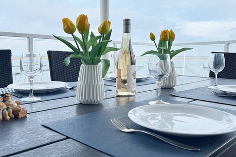 Modern and comfortable apartment with a view of the Baltic Sea and the marina. Enjoy the beautiful panoramic view of the Baltic Sea from morning to night. The modern and comfortably furnished apartment consists of an open kitchen-living area with din...