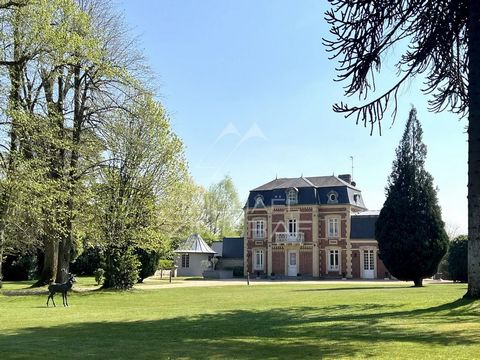 In Normandië, Côte de Grâce, in een rustige omgeving, zeldzaam pand bestaande uit een huis in Mansart-stijl uitgebreid in een eigentijdse stijl en bijgebouwen, gebouwd op een prachtig natuurlijk perceel in een bosrijk park. Het huis, met een oppervla...