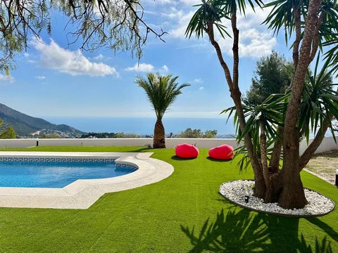 En muy pocas ocasiones, sale a la venta una casa con un emplazamiento tan exclusivo, Villa de lujo situada en lo alto de una colina en Mijas, con vistas panorámicas que combinan lo mejor de la costa mediterránea y la majestuosidad de las montañas cer...