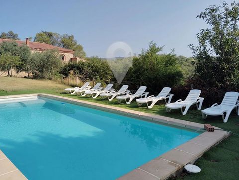 Situated in the heart of a natural environment, this magnificent country house of the XVIIIème siècle offers an identical charm and modern comfort. Elle s'étend sur un domaine de 2 hectares comprenant un jardin paysager bien entretenu, une grande pis...
