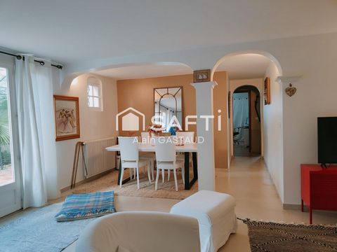 A Saint Aygulf, Villa avec Belle Vue Mer, Grande Piscine, deux Appartements, proche des Commerces.