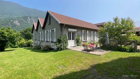 SAVOIE (73), à vendre vallée de La Maurienne, maison atypique (ancienne usine), P12 de 450m², terrain 3500m², Gîte