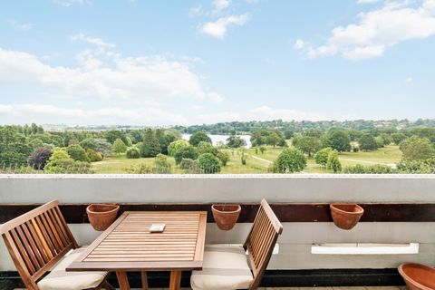 A stunning 6th and 7th floor penthouse flat within Lakeview Court offering an exceptional living experience with its spacious double aspect layout and stunning views. Spanning two floors, this 4-bedroom, 2-bathroom residence boasts approximately 1,66...