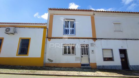 Esta é uma excelente oportunidade para adquirir uma moradia com imenso potencial, situada na zona central da Vila de Beringel.  Perfeita para quem procura uma casa com muitas divisões. O edifício oferece - a partir do hall de entrada acede-se lateral...