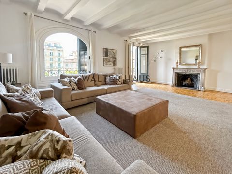Preciosa vivienda de 255 m² ubicada en la tercera planta de una finca señorial en Passeig de Gràcia. Al acceder al inmueble, nos recibe un amplio recibidor que da paso a una luminosa zona de día compuesta por un salón comedor de 67 m² con chimenea de...