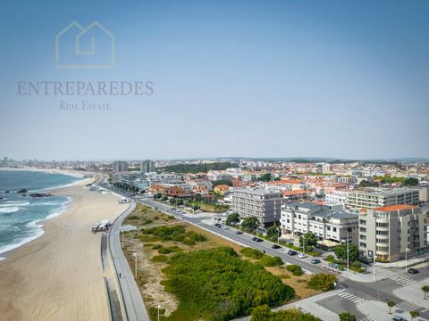 Appartement de luxe de 2 chambres en face de la mer à Praia de Azul Norte à acheter à Vila do Conde. Un développement avec une identité architecturale unique et frappante pour le lieu, il a été conçu par l'architecte Vila Condense Manuel Maia Gomes e...