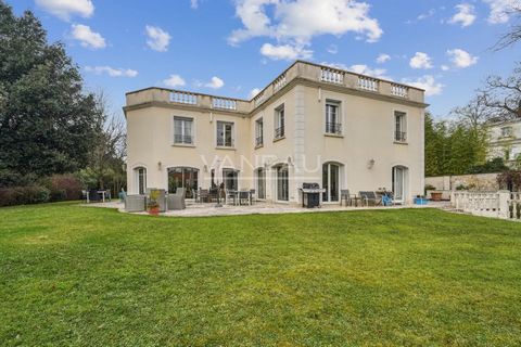 Dans une allée privée à quelques mètres du lac d'Enghien, cette belle maison ancienne d'une surface habitable de 424,58 m2 , entourée d'une terrasse et d'un jardin arboré de 1450 m2. Elle comprend : Au rez de Chaussée , une entrée ouvrant sur une piè...
