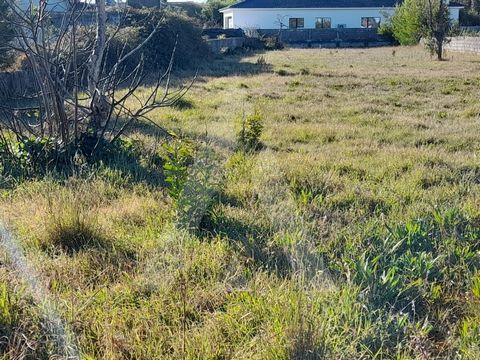 Terreno em Calvão, concelho de Vagos. Com viabilidade de construção para uma moradia unifamiliar, este terreno dispõe de uma área total de 680 m2 e conta com 28 metros de frente. Inserido em zona habitacional calma, com boa exposição solar e bons ace...