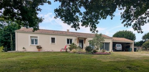 Maison traditionnelle de plain pied. 3 chambres, terrain clos, piscine