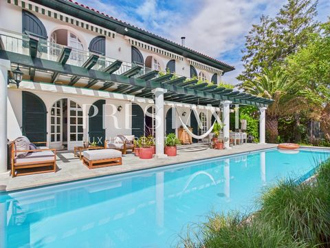 MAISON CONTEMPORAINE À HENDAYE AVEC PISCINE ET VUE SUR LA RHUNE Idéale pour des vacances en famille ou entre amis SITUATION > Située à seulement 900 mètres de la plage des Jumeaux et du Château d'Abbadia, cette maison familiale vous accueille dans un...