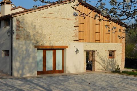 Una tariffa opzionale per servizi e utenze di EUR 40,00 verrà addebitata prima del vostro arrivo. I dettagli sono forniti di seguito. Fuggi in questo accogliente appartamento per 4 persone, situato nel pittoresco borgo di Pagnano, a soli 2 km dal cen...