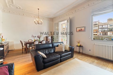 Walter Haus presents a fantastic family apartment located on Roger de Llúria Street, in the heart of the Golden Square of the Eixample Right neighborhood, just two blocks from the iconic Passeig de Gràcia. With a constructed area of approximately 240...